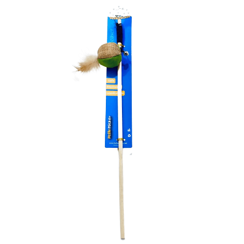 Varita de madera con pelota tejida y plumas